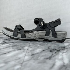 Gold Pigeon shoes signature snap lock sandals size 9.5 charcoal grey